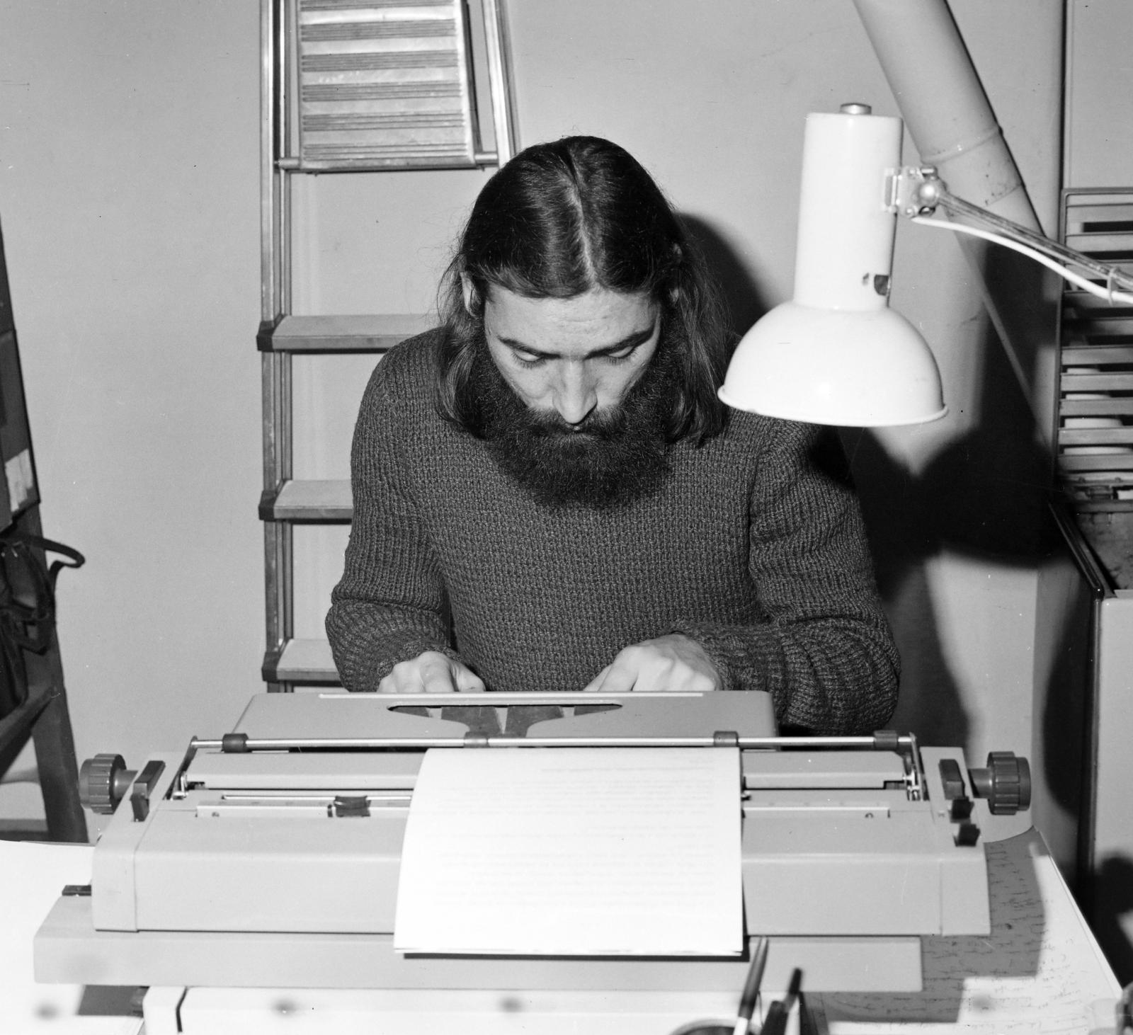 1973, Domokos József, reading lamp, typewriter, typing, beard, ladder, man, Fortepan #284590