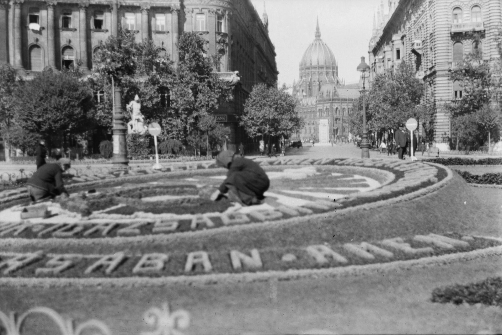 Hungary, Budapest V., Szabadság tér, irredenta emlékhely, háttérben a Vécsey utca és a Parlament. Balra az Irredenta Szoborcsoport "Nyugat"., 1938, Fortepan, Imre Steindl-design, parliament, Neo-Gothic-style, eclectic architecture, Budapest, Fortepan #28460