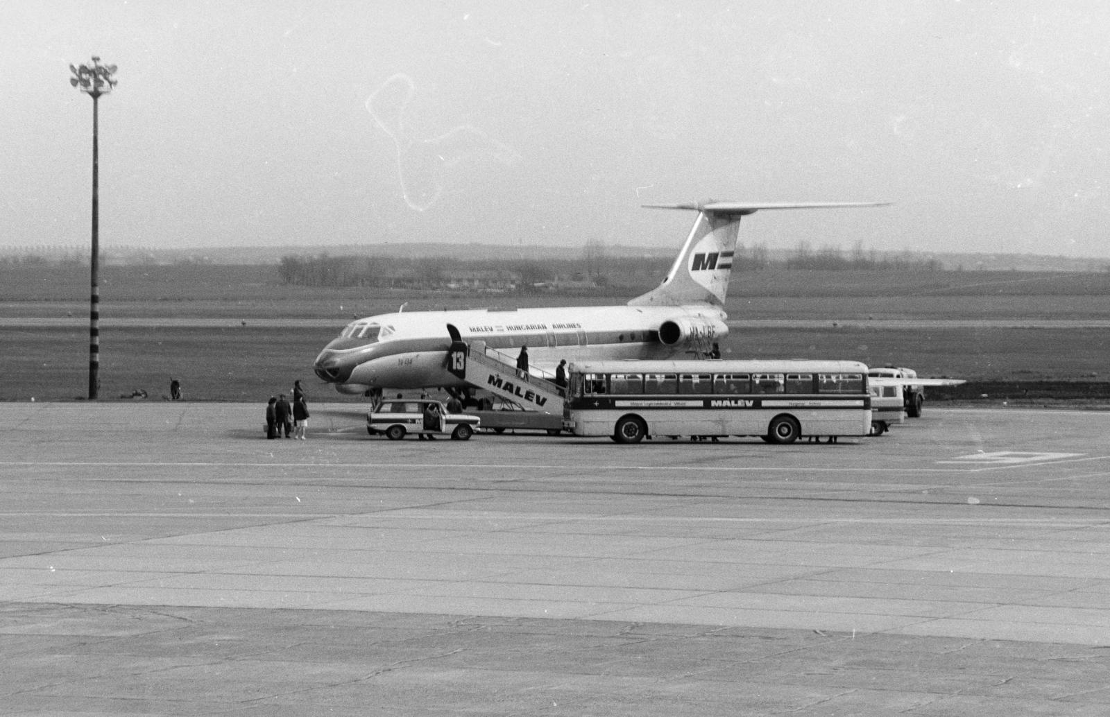 1975, Domokos József, Hungarian Airlines, airport, Tupolev-brand, airplane, bus, Fortepan #284615