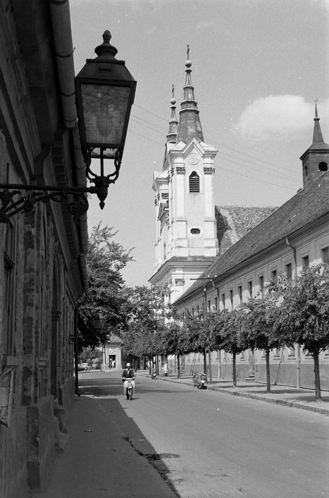 Hungary, Vác, Köztársaság út a Szentháromság tér felé nézve, jobbra a Szent Anna piarista-templom és a rendház., 1975, Domokos József, Fortepan #284619