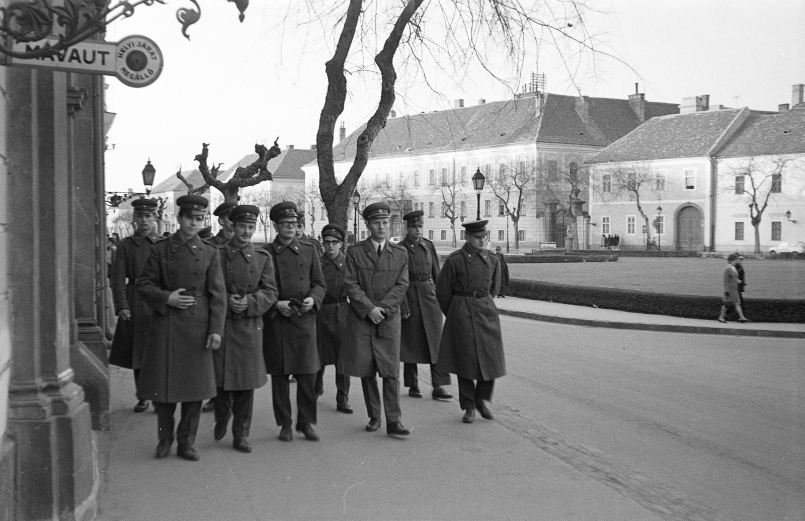 Magyarország, Vác, Március 15. tér, a felvétel a MÁVAUT megállójánál készült, háttérben a tér túloldalán a Siketnéma Intézet (később Cházár András Egységes Gyógypedagógiai Módszertani Intézmény)., 1975, Domokos József, Fortepan #284625