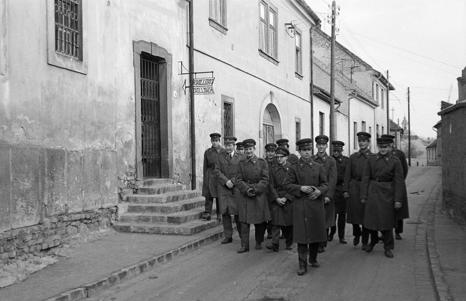 Hungary, Vác, Katona Lajos utca, a távolban a Szent Kereszt ferences templom (Vártemplom / Barátok Temploma) tornya látszik. Előtérben balra, a 6. szám alatt, a Görög Templom Kiállítóterem bejárata., 1975, Domokos József, Fortepan #284629