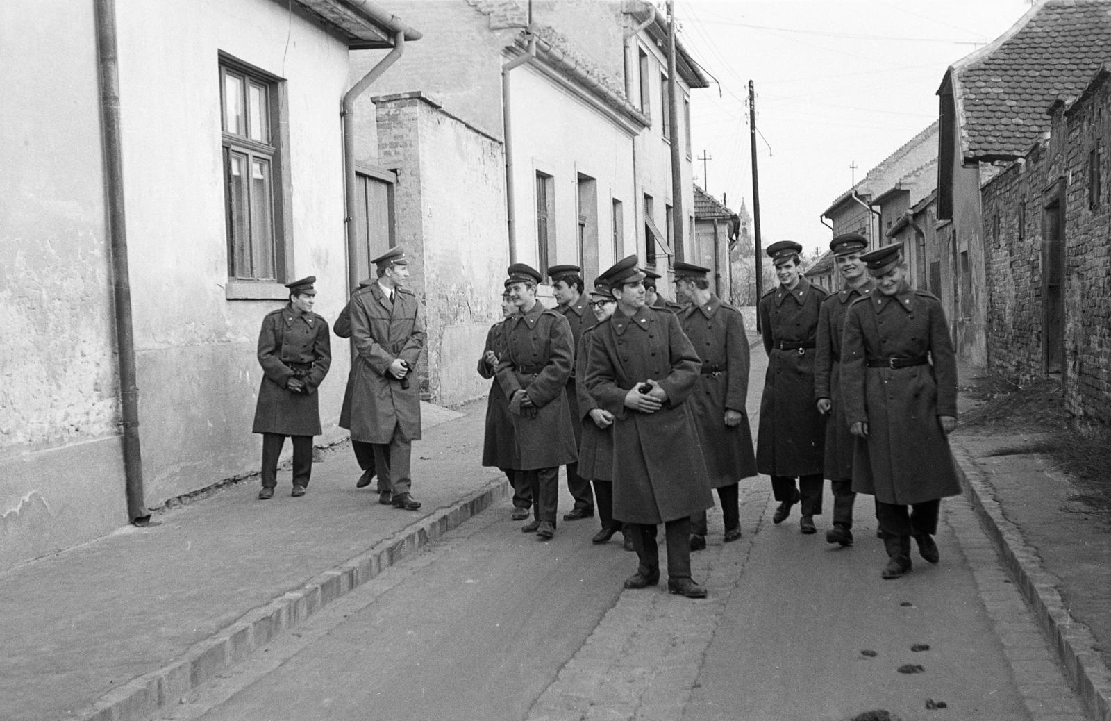 Hungary, Vác, Katona Lajos utca, a távolban a Szent Kereszt ferences templom (Vártemplom / Barátok Temploma) tornya látszik., 1975, Domokos József, Fortepan #284630