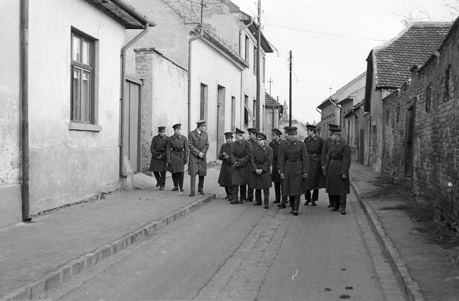 Magyarország, Vác, Katona Lajos utca, a távolban a Szent Kereszt ferences templom (Vártemplom / Barátok Temploma) tornya látszik., 1975, Domokos József, Fortepan #284631