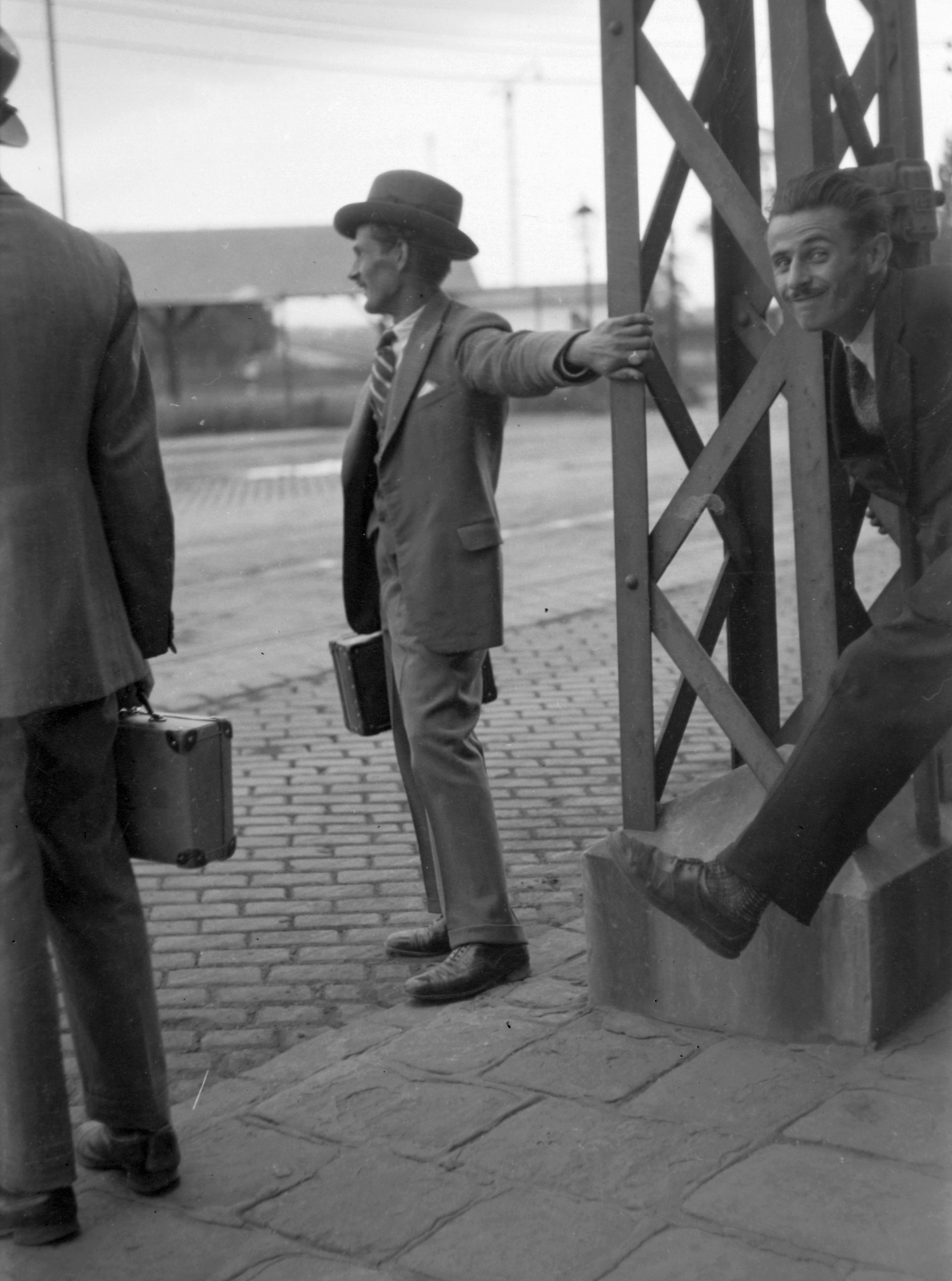 1933, Fortepan, men, jesting, posture, bag, pillar, rails, Fortepan #28464