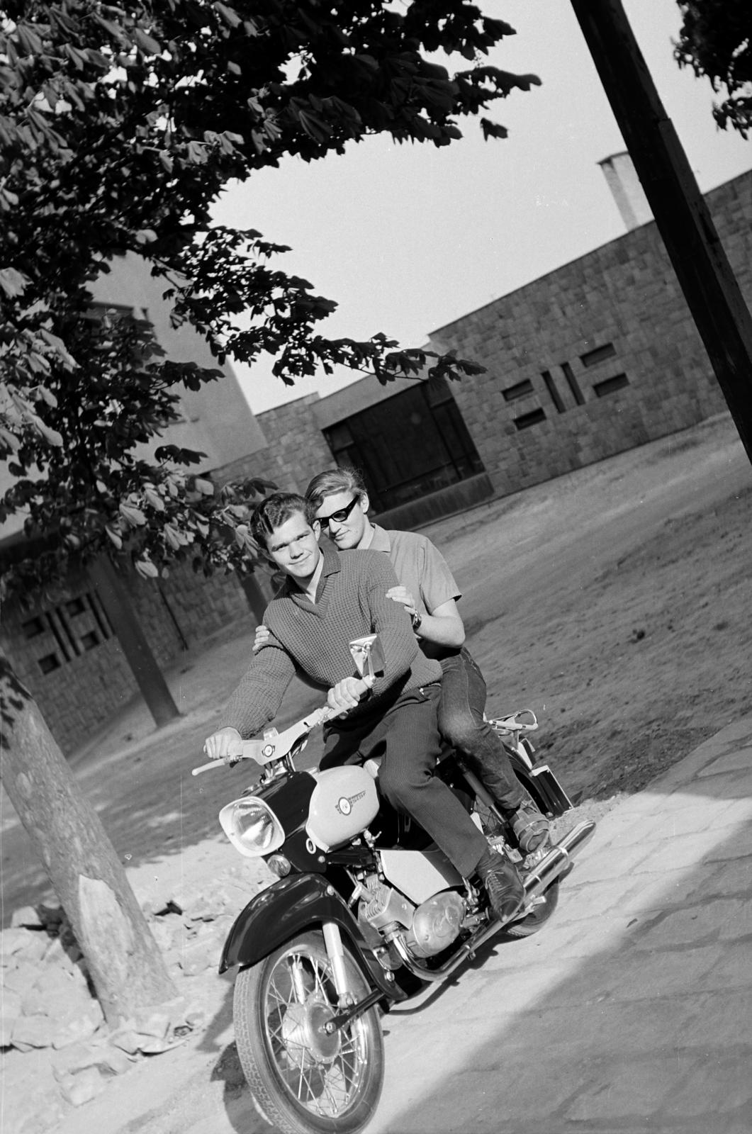 Hungary, Vác, Géza király tér, háttérben a Gimnázium és Szakközépiskola (később Géza Király Közgazdasági Szakközépiskola)., 1965, Domokos József, Simson-brand, Fortepan #284653