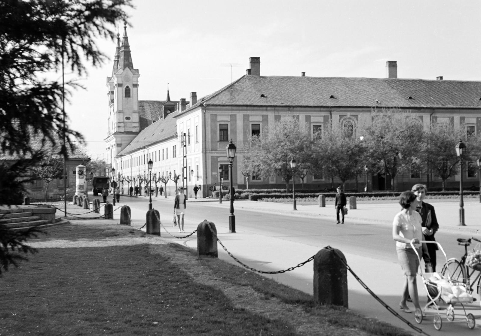 Hungary, Vác, Schuszter Konstantin (Konstantin) tér, szemben a Köztársaság út mellett a Szent Anna piarista-templom és rendház., 1969, Domokos József, Fortepan #284656