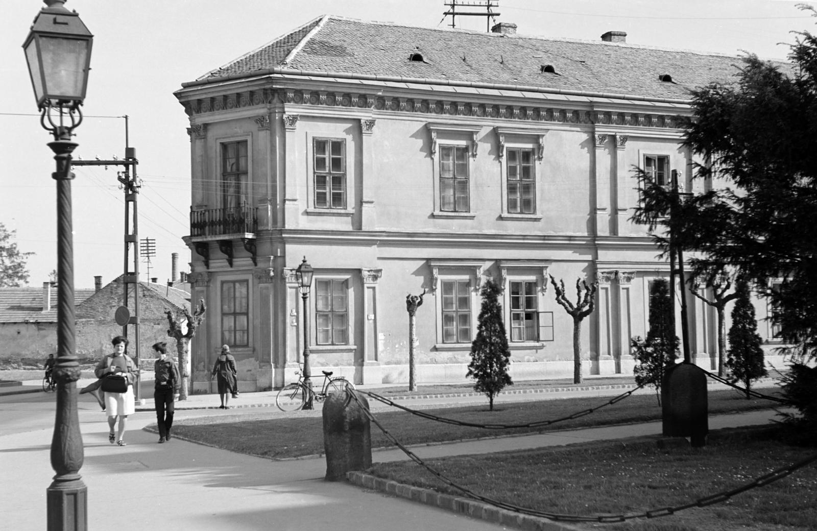 Hungary, Vác, Migazzi Kristóf (Vak Bottyán) tér, balra a Budapesti főút (Mártírok útja). Szemben a Váci Egyházmegyei Könyvtár épülete., 1969, Domokos József, Fortepan #284657