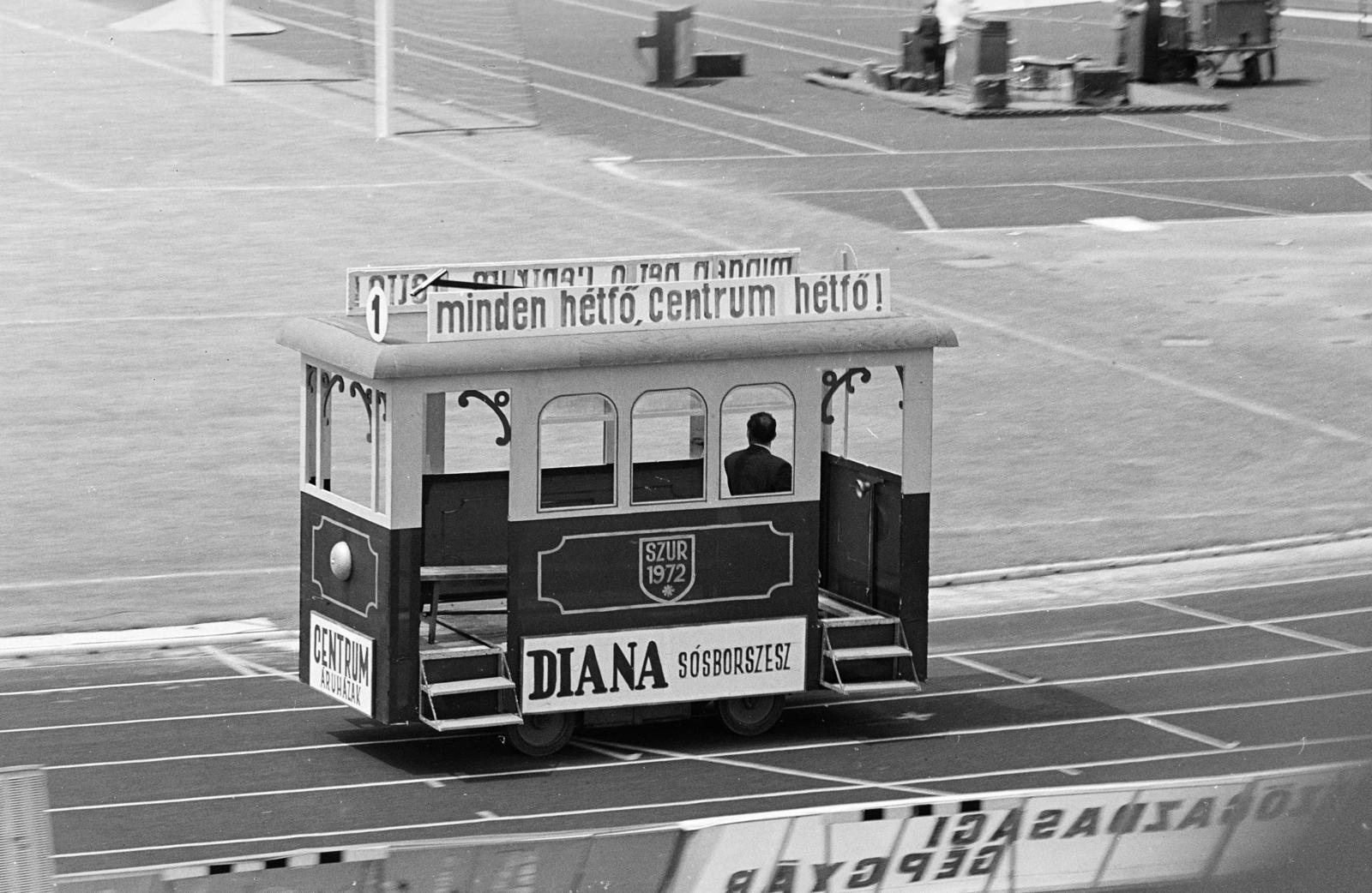 Magyarország, Népstadion, Budapest XIV., Színészek-Újságírók Rangadó (SZÚR)., 1972, Domokos József, Best of, reklám, Diana sósborszesz, sportpálya, pódiumautó, Budapest, Fortepan #284659