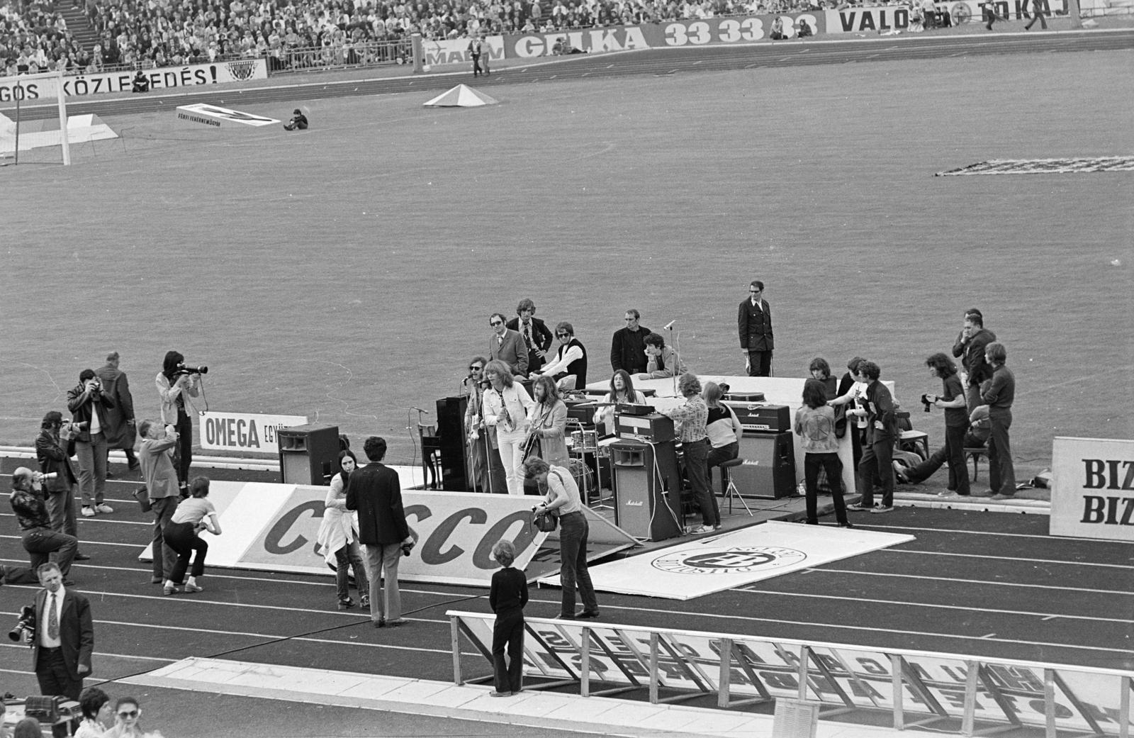 Hungary, Népstadion, Budapest XIV., Színészek-Újságírók Rangadó (SZÚR). Omega együttes, középen Kóbor János., 1972, Domokos József, ad, stadium, Budapest, Fortepan #284660