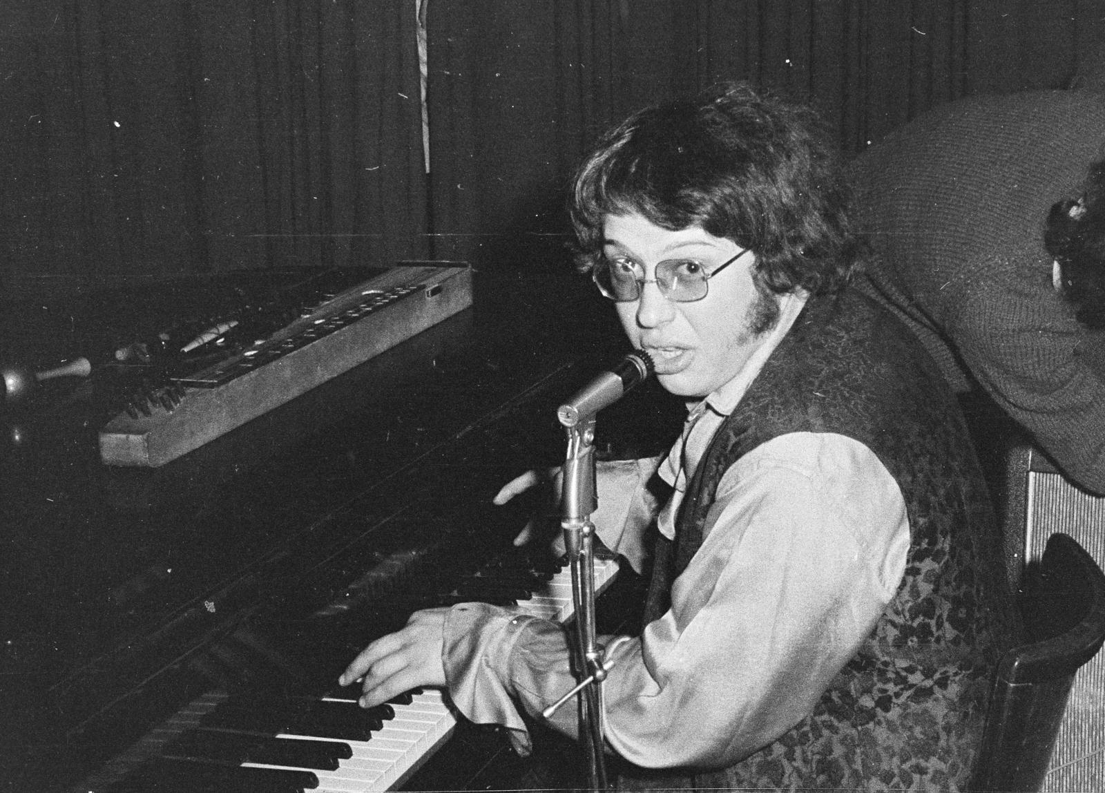 1970, Domokos József, piano, microphone, looking back, musician, Fortepan #284670