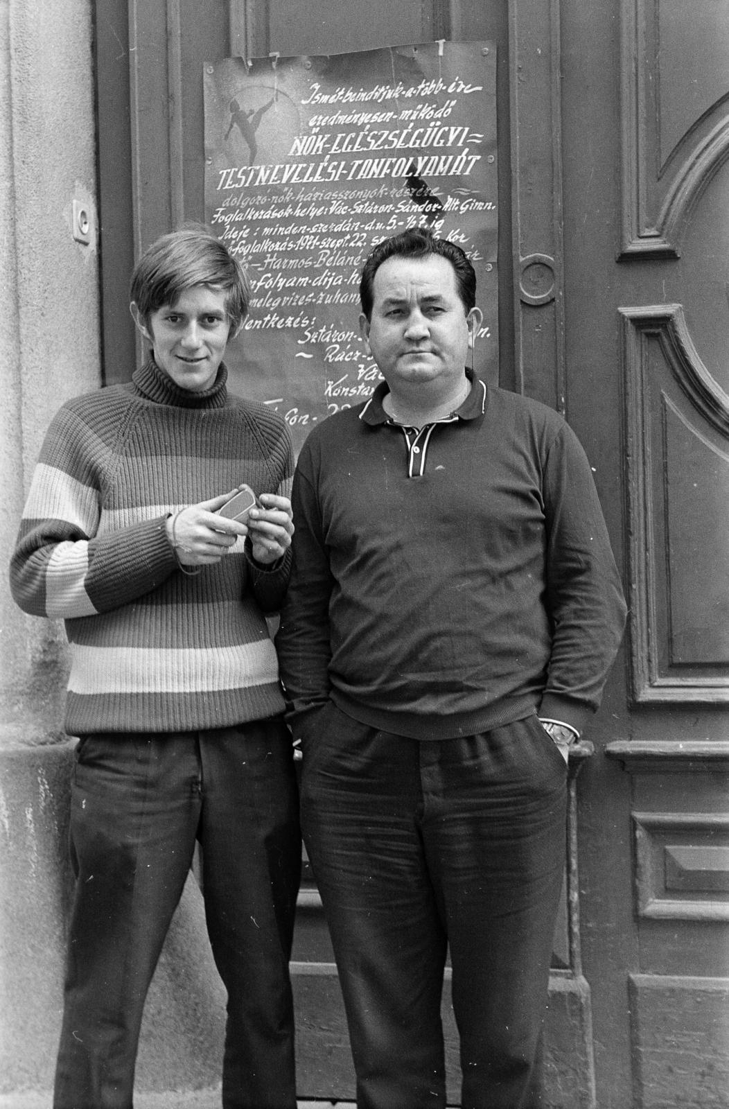 Magyarország, Vác, Schuszter Konstantin (Konstantin) tér, a felvétel a Sztáron Sándor Gimnázium (később Apor Vilmos Katolikus Főiskola) kapujánál készült., 1969, Domokos József, Fortepan #284701