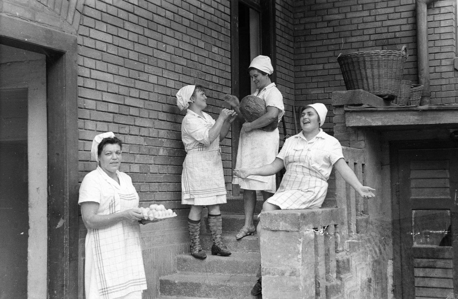Hungary, Vác, Schuszter Konstantin (Konstantin) tér, a felvétel a Sztáron Sándor Gimnázium (később Apor Vilmos Katolikus Főiskola) udvarán készült., 1969, Domokos József, kitchen staff, Fortepan #284707