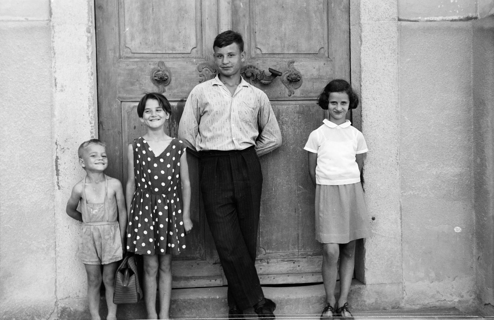 1967, Domokos József, gyerekek, ajtóban állás, hátratett kéz, Fortepan #284711