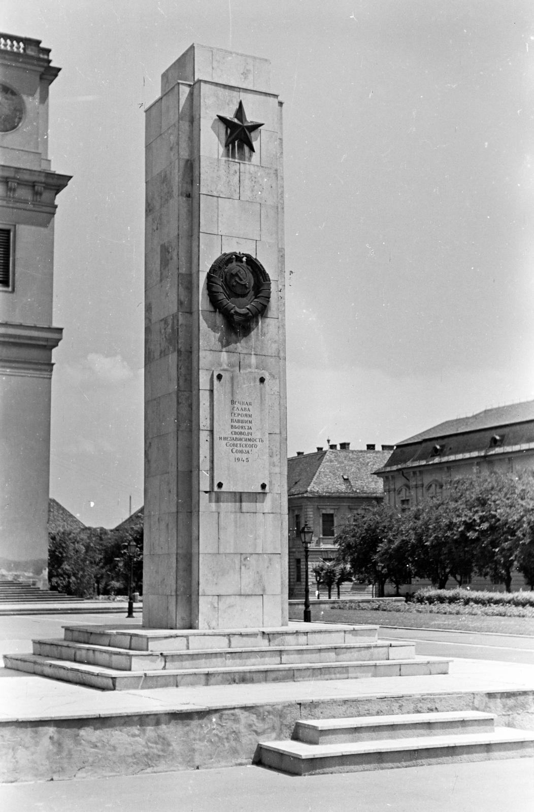 Hungary, Vác, Schuszter Konstantin (Konstantin) tér, a szovjet hősi emlékmű, háttérben balra a Nagyboldogasszony-székesegyház épületének részlete., 1972, Domokos József, Fortepan #284733