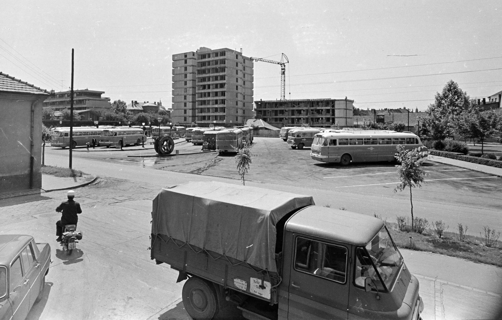 Hungary, Vác, Szent István tér, az autóbusz-állomás a Zrínyi Miklós utca felől. Balra a Sziréna köz (ekkor névtelen)., 1972, Domokos József, Zuk-brand, Fortepan #284737