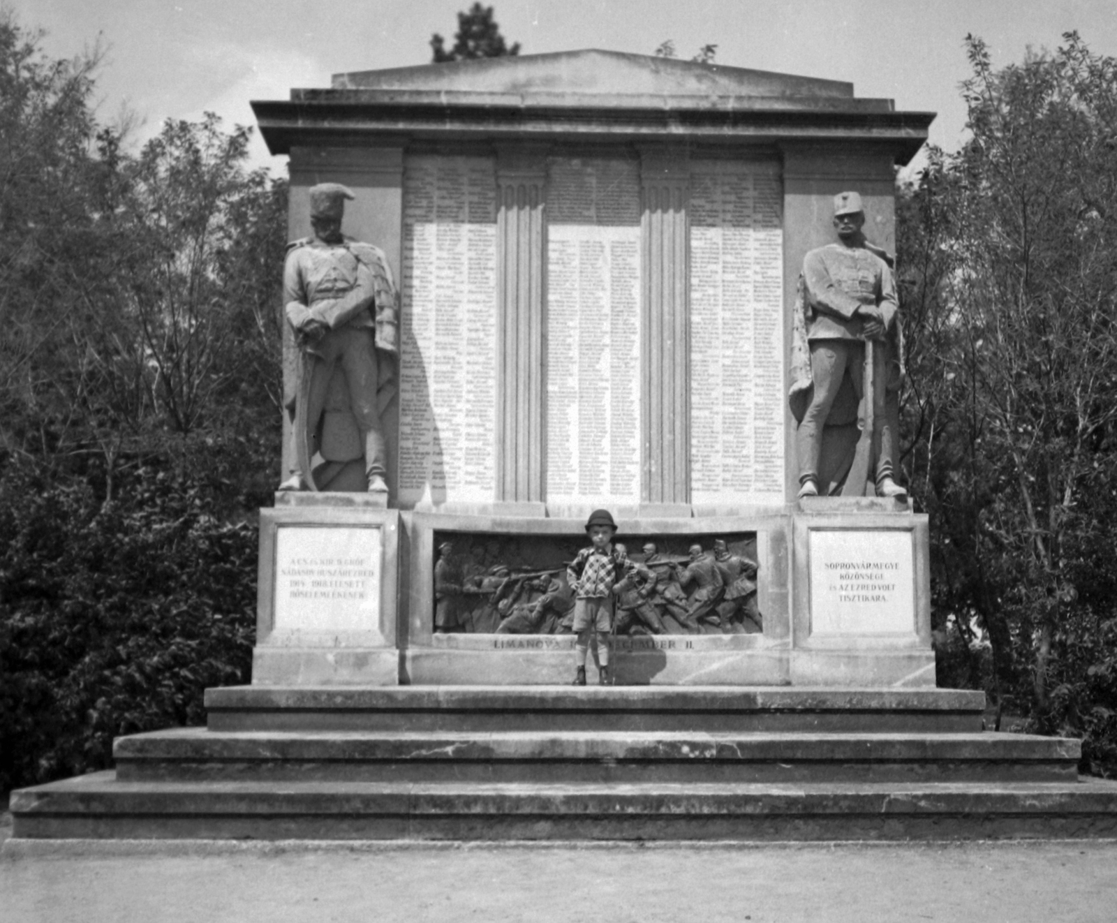 Hungary, Sopron, Deák tér, a Császári és Királyi huszárok emlékműve., 1930, Fortepan, monument, Fortepan #28474