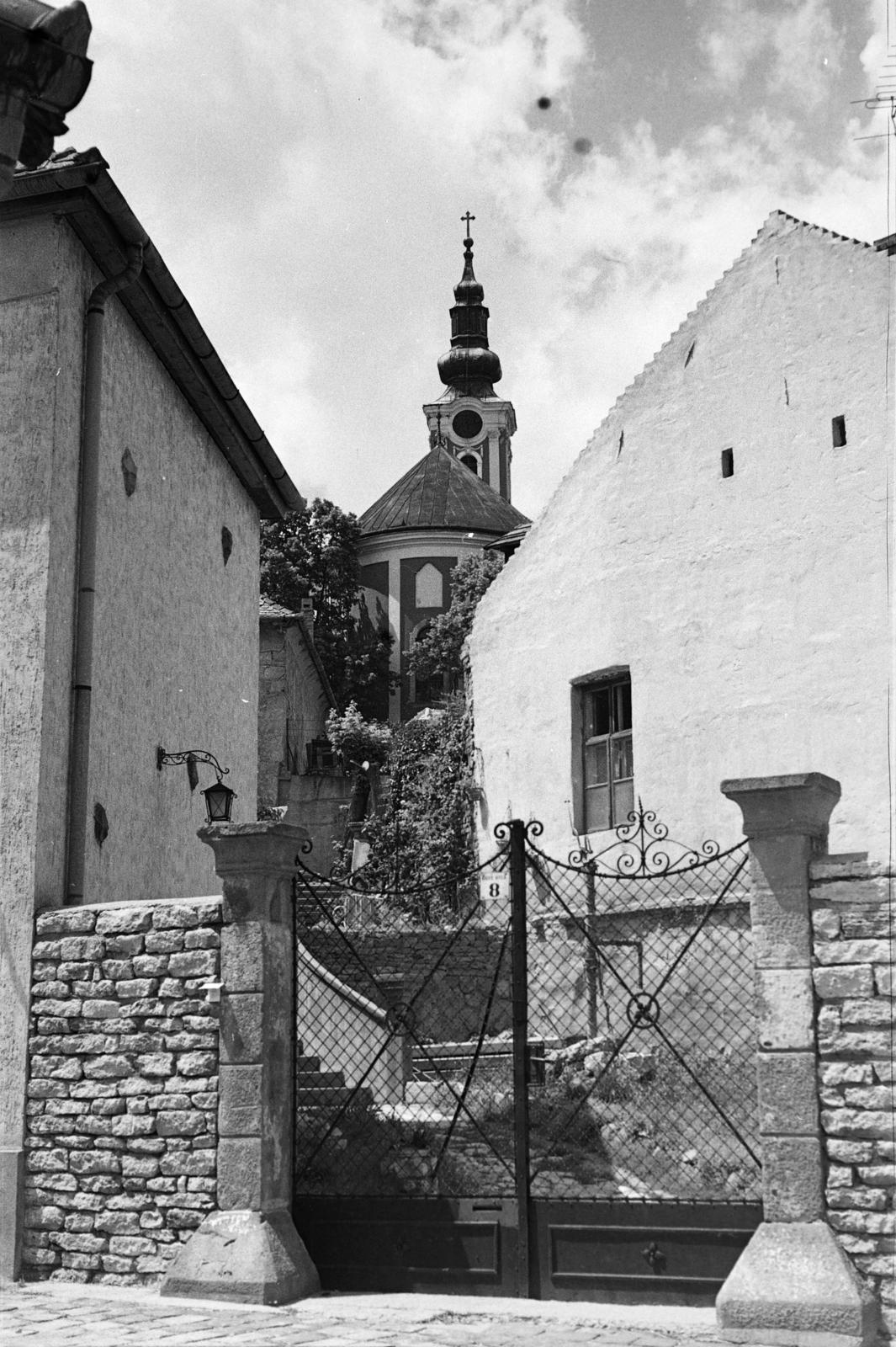 Magyarország, Szentendre, Kígyó utca, fenn középen a Belgrád székesegyház (Görögkeleti Püspöki Főszékesegyház)., 1971, Domokos József, Fortepan #284745