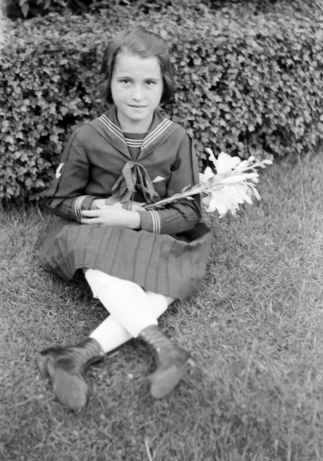 1930, Fortepan, portrait, flower, girl, cross-legged sitting, Fortepan #28475