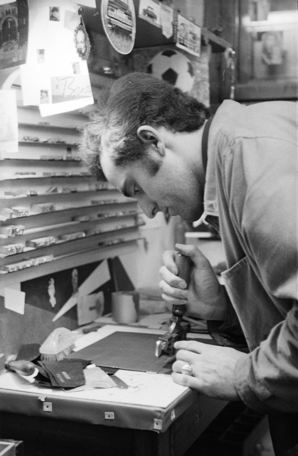 Hungary, Vác, Géza király tér, a felvétel Váci György könyvkötészetében készült., 1970, Domokos József, Fortepan #284751