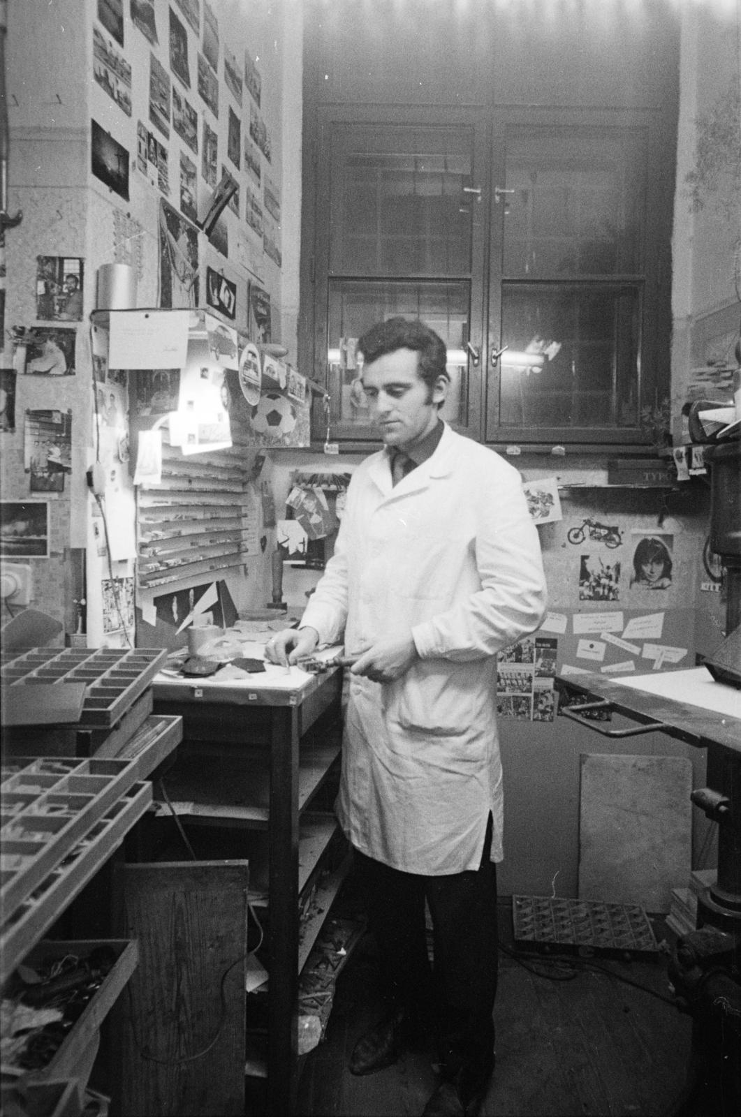 Hungary, Vác, Géza király tér, a felvétel Váci György könyvkötészetében készült., 1970, Domokos József, Fortepan #284752