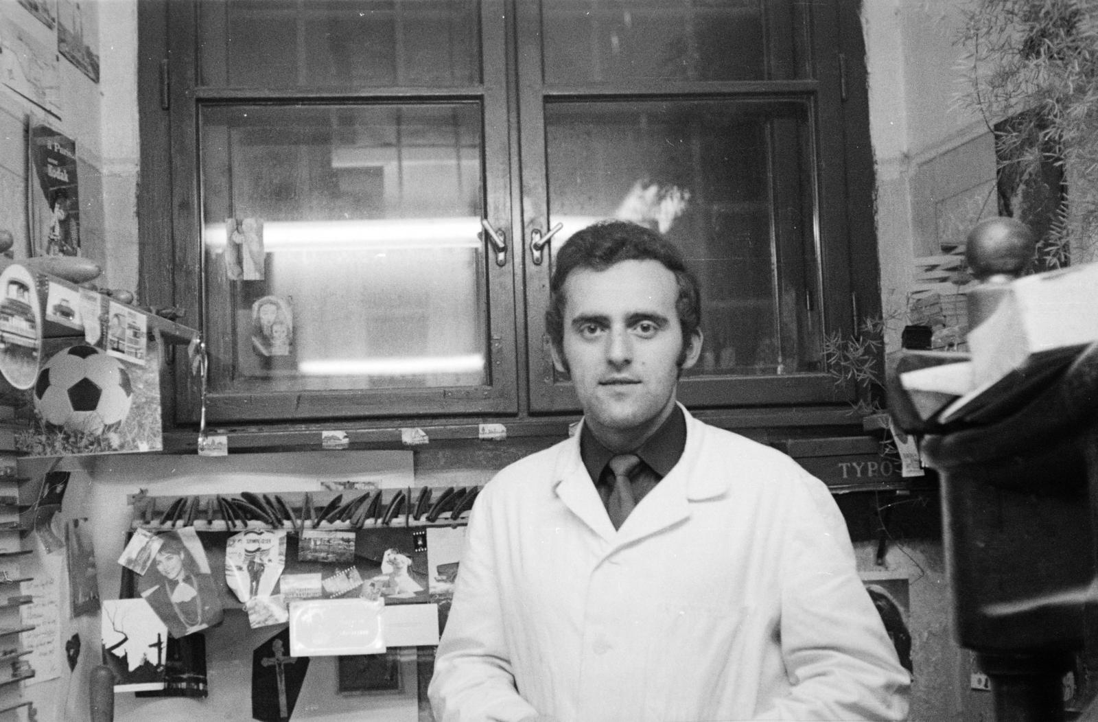 Magyarország, Vác, Géza király tér, a felvétel Váci György könyvkötészetében készült., 1970, Domokos József, Fortepan #284753