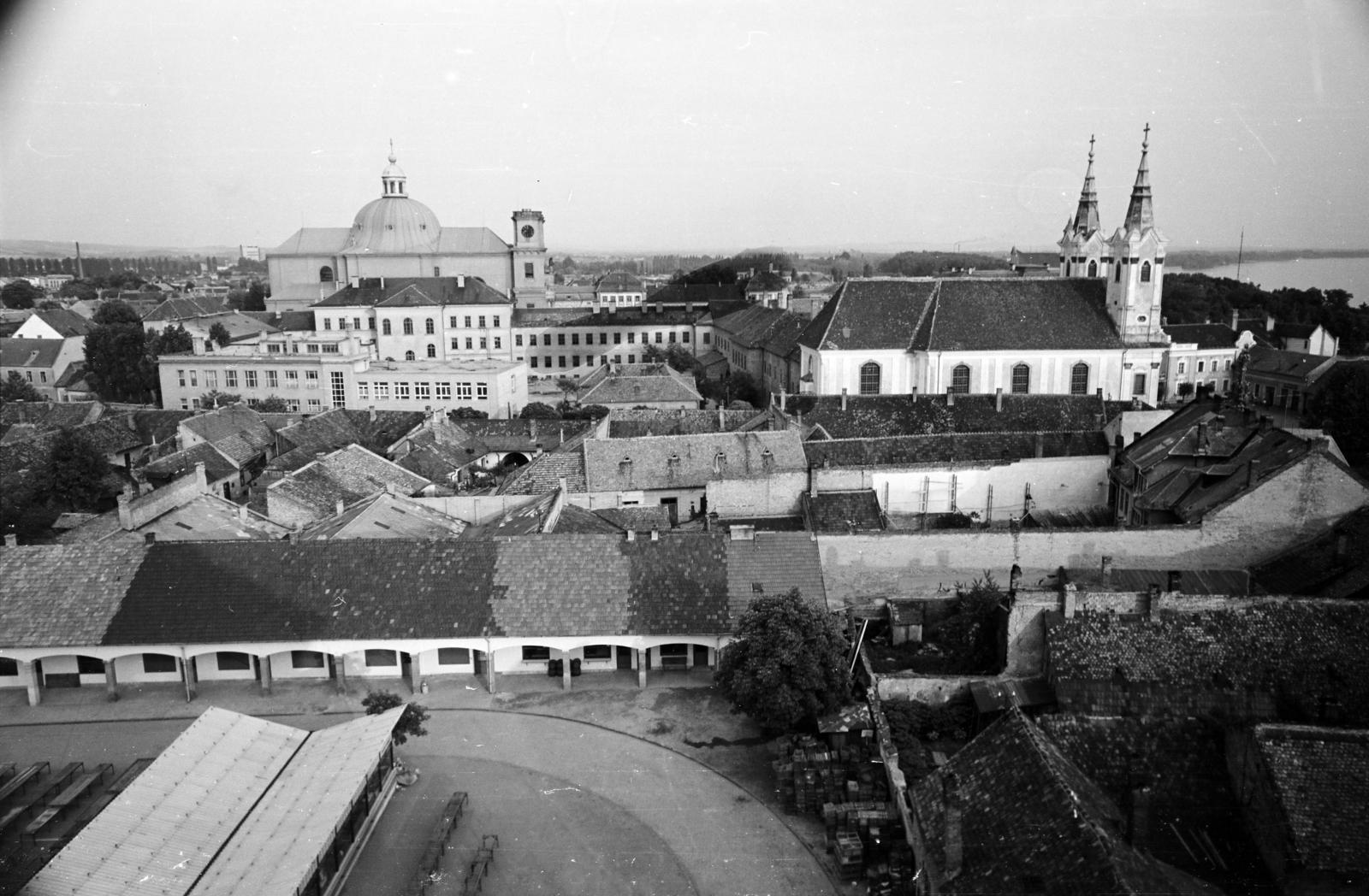 Magyarország, Vác, rálátás a piacra a Fehérek templomából. Szemben a Nagyboldogasszony-székesegyház, jobbra a Szent Anna-templom., 1968, Domokos József, Fortepan #284767