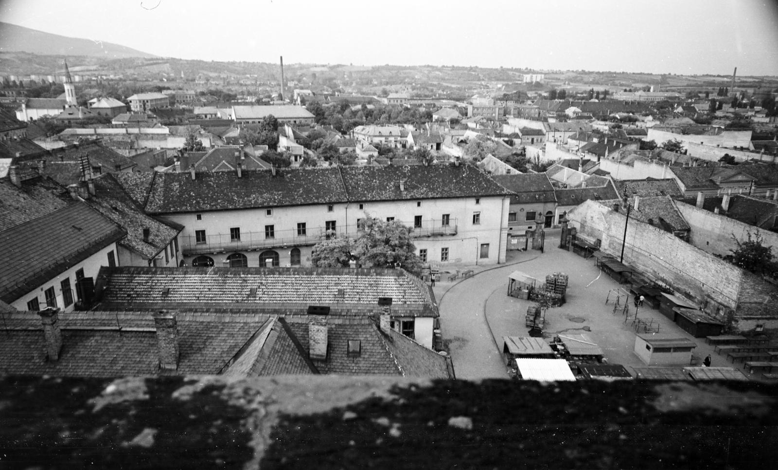 Magyarország, Vác, kilátás a fehérek templomából a piac és a Káptalan utca melletti házak felé.
itt látható a kapu, 1968, Domokos József, Fortepan #284768