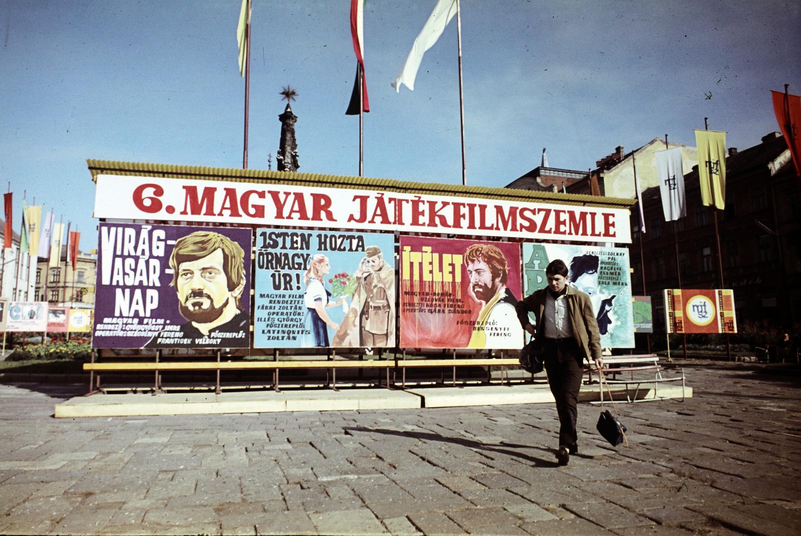 Hungary, Pécs, Széchenyi tér, háttérben a Szentháromság-szobor és a Dzsámi csúcsdísze látszik., 1970, Domokos József, Best of, movie poster, colorful, Fortepan #284778