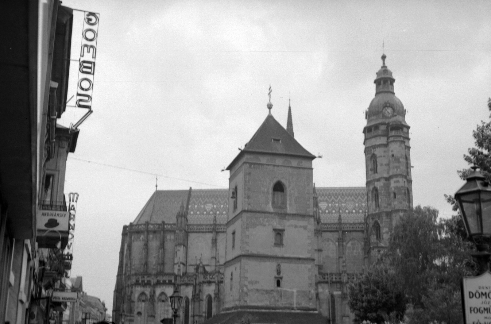 Slovakia, Košice, Fő tér (Hlavné namestie), Szent Erzsébet-főszékesegyház (Dóm), előtte az Orbán-torony., 1935, Fortepan, Czechoslovakia, church, Catholic Church, tower, Cathedral, street lamp, bell tower, Martin Lindtner-design, Fortepan #28478