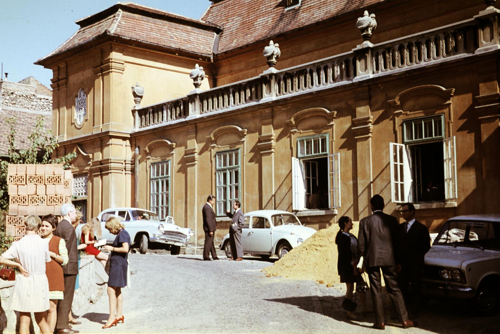 Magyarország, Pécs, Papnövelde (Kulich Gyula) utca 5., a Modern Magyar Képtár udvara (eredetileg Vármegyeháza, majd Járási Tanács)., 1971, Domokos József, színes, Fortepan #284780