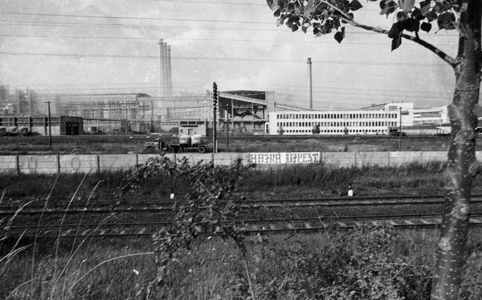 Magyarország, Vác, Dunai Cement Művek (később Duna-Dráva Cement Kft. Váci Gyára), balról a cementsilók, középen a cementmalom épülete, jobbra a Központi iroda és laboratórium épülete., 1967, Domokos József, gyártelep, gyár, gyárkémény, Fortepan #284788