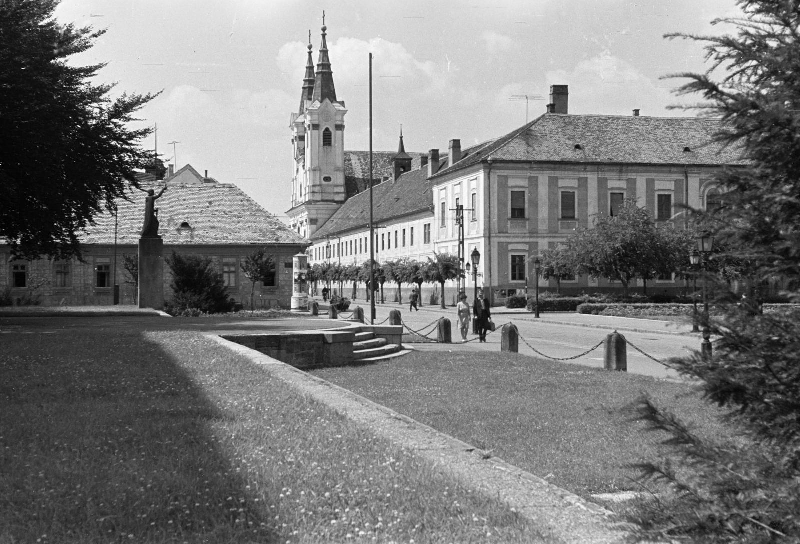 Magyarország, Vác, Schuszter Konstantin (Konstantin) tér, balra Szent István szobra. Szemben a Köztársaság út mellett a Szent Anna piarista-templom és rendház., 1968, Domokos József, Fortepan #284803