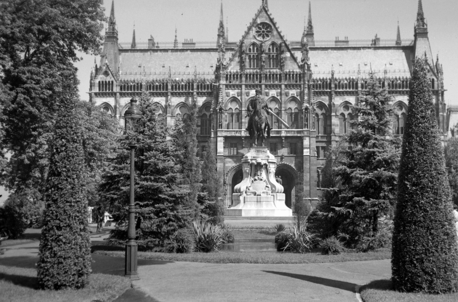 Magyarország, Budapest V., Kossuth Lajos tér, gróf Andrássy Gyula szobra (Zala György, 1906.) a Parlament déli oldalánál., 1936, Fortepan, szobor, emlékmű, Steindl Imre-terv, országház, neogótika, eklektikus építészet, Budapest, Andrássy Gyula-ábrázolás, Zala György-terv, Fortepan #28481