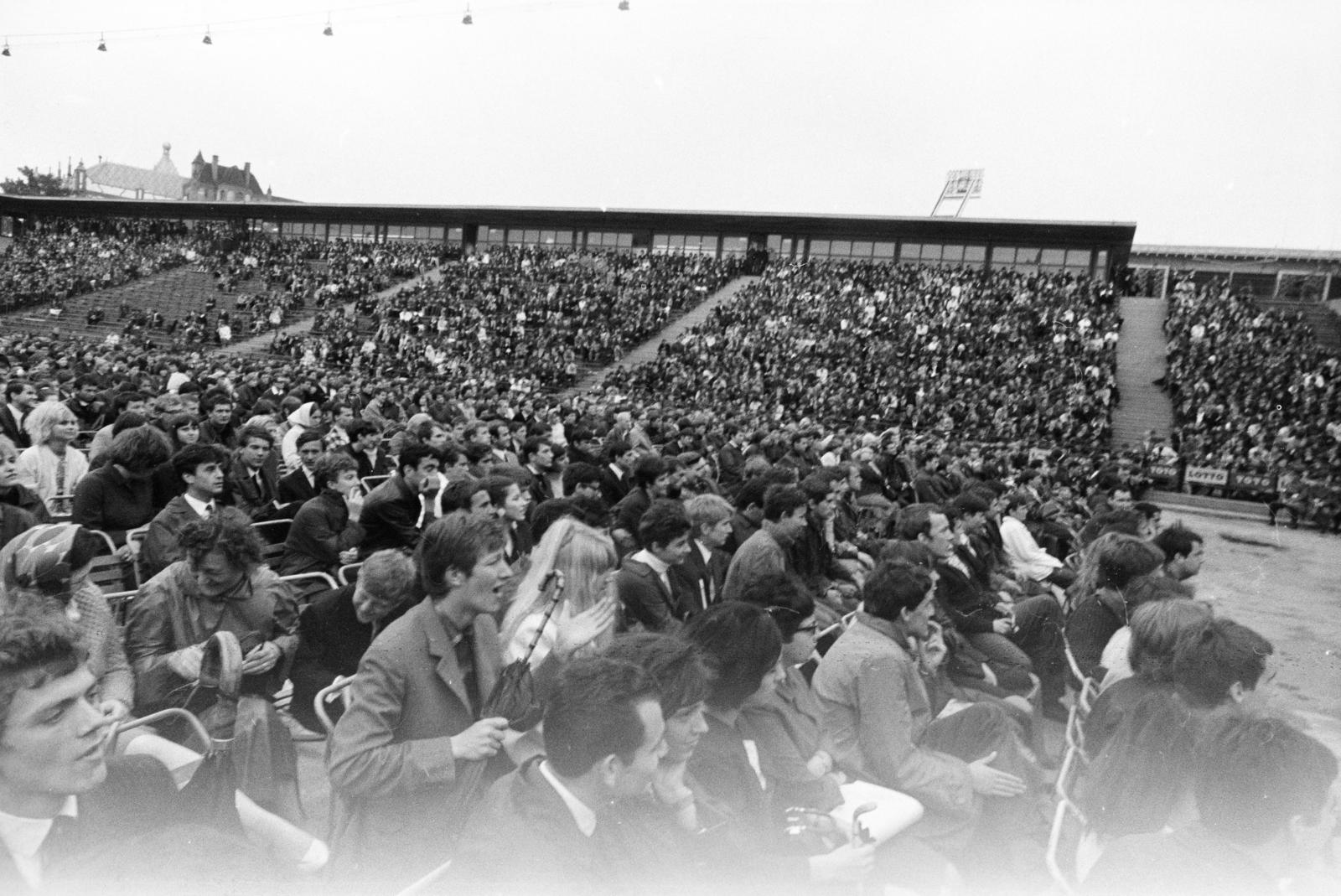Magyarország, Budapest XIV., Istvánmezei út, Kisstadion. A felvétel a Spencer Davis Group koncertjén készült., 1967, Domokos József, Budapest, közönség, Fortepan #284842