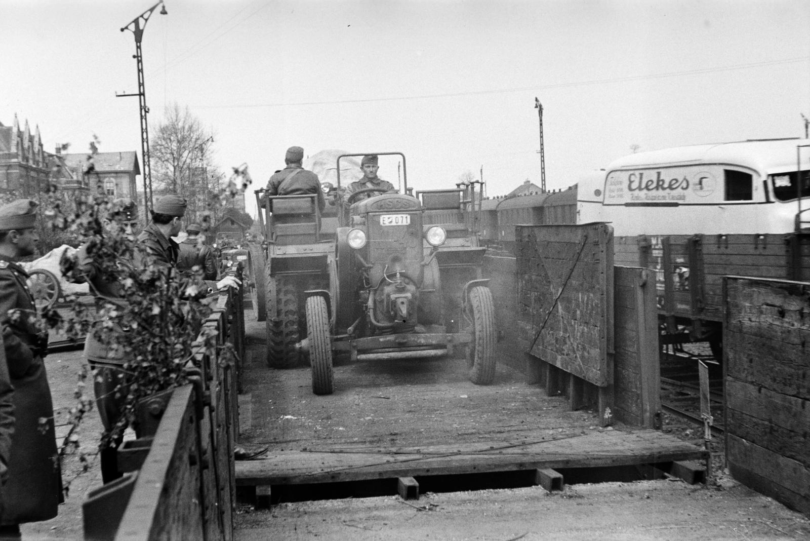 Hungary, Cegléd, vasútállomás., 1942, Fortepan/Album090, rail, Fortepan #284856