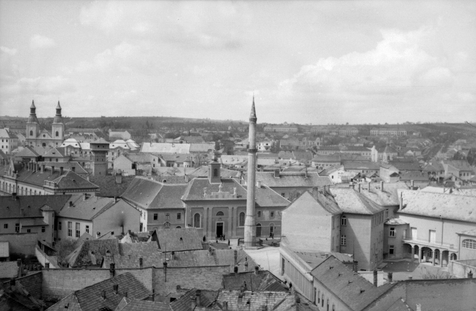 Hungary, Eger, látkép a várból. A Szent Sebestyén vértanú templom (volt irgalmasok temploma) előtti téren a Minaret., 1938, Fortepan, Fortepan #28487