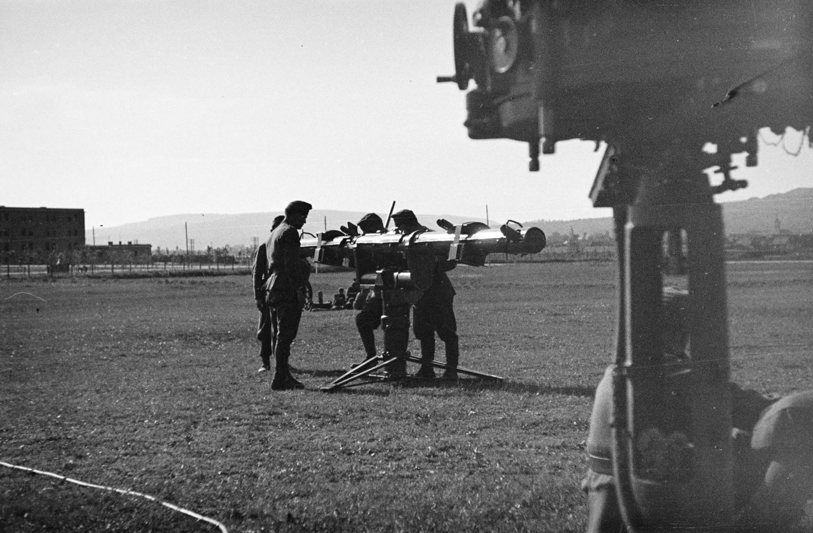 Romania,Transylvania, Cluj-Napoca, Szamosfalva, a felvétel a laktanya udvarán készült., 1942, Fortepan/Album090, telemeter, fire control equipment, air defense, Fortepan #284875