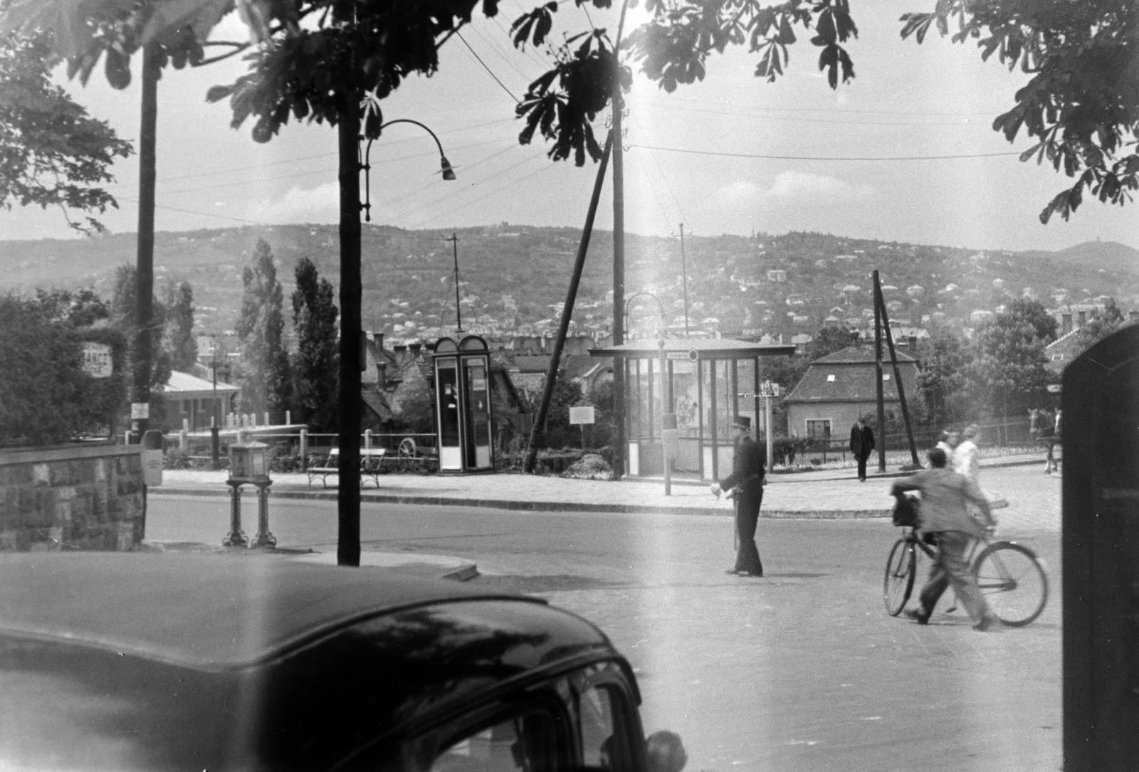 Magyarország, Budapest I., a Sánc utca torkolata a Hegyalja útnál., 1940, Fortepan/Album090, kerékpár, Budapest, postaláda, pavilon, telefonfülke, Fortepan #284899