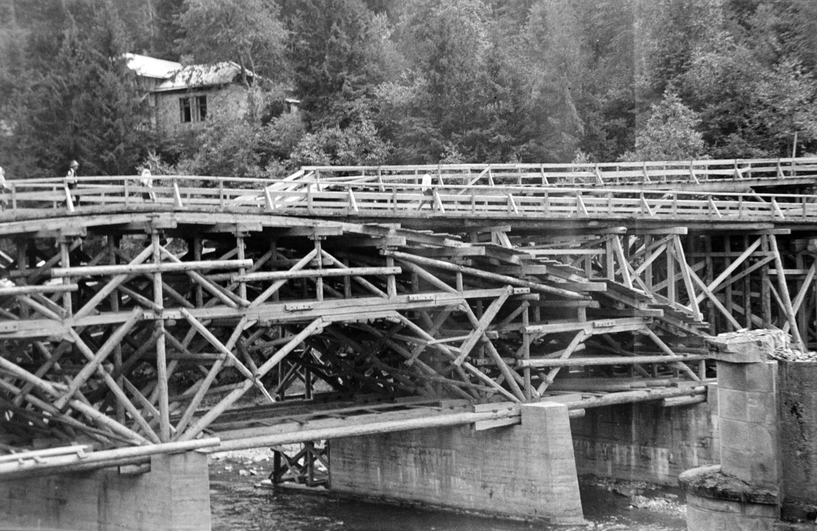 Ukraine, Yaremche, a Prut folyó felrobbantott viaduktja mellé épített hadihíd., 1942, Fortepan/Album090, beam bridge, Fortepan #284904