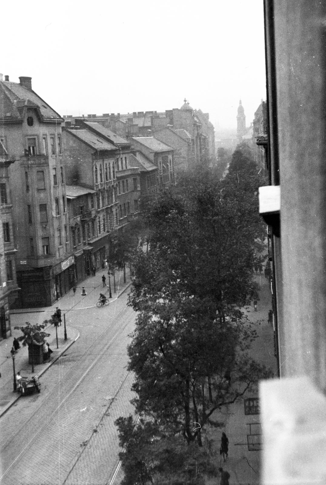 Hungary, Budapest VIII., kilátás a Baross utca 112. szám alatti házból a Horváth Mihály (Mária Terézia) tér irányába, balra a Kemény Zsigmond utca (mára az utcanév megszűnt) torkolata, a távolban a Szent József-templom egyik tornya látszik., 1943, Fortepan/Album090, Budapest, Fortepan #284914
