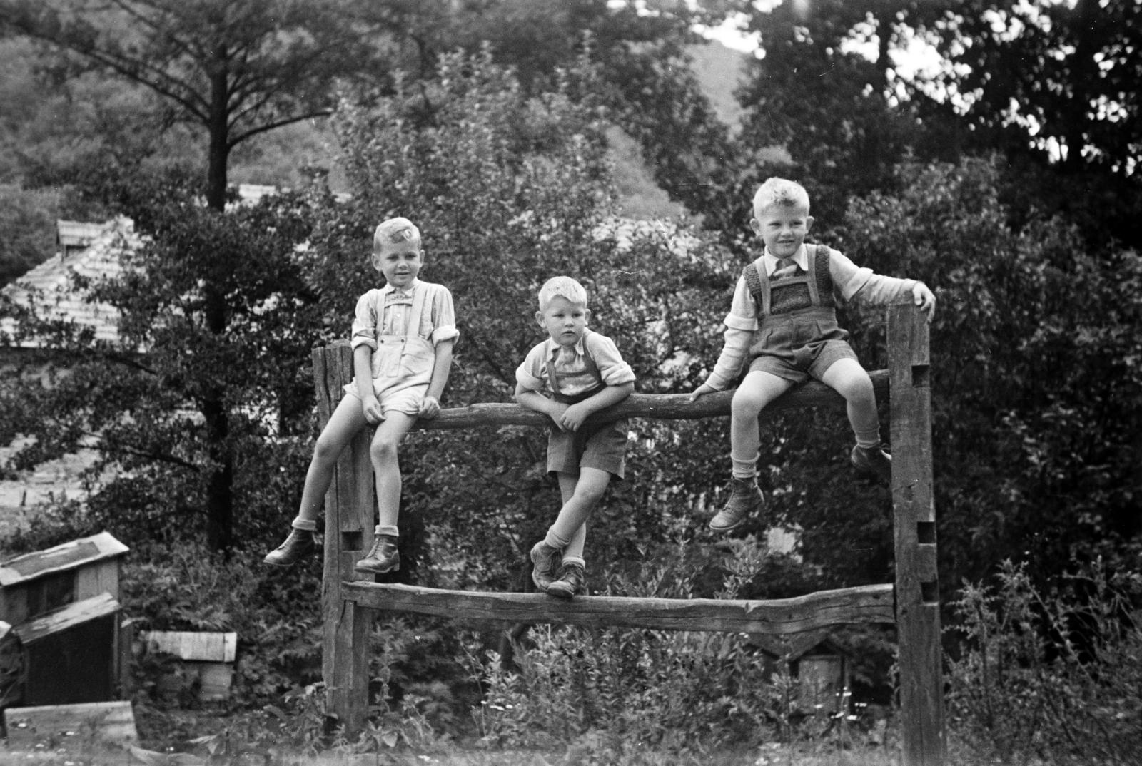 1942, Fortepan/Album090, sitting on a handrail, three people, boys, Fortepan #284941