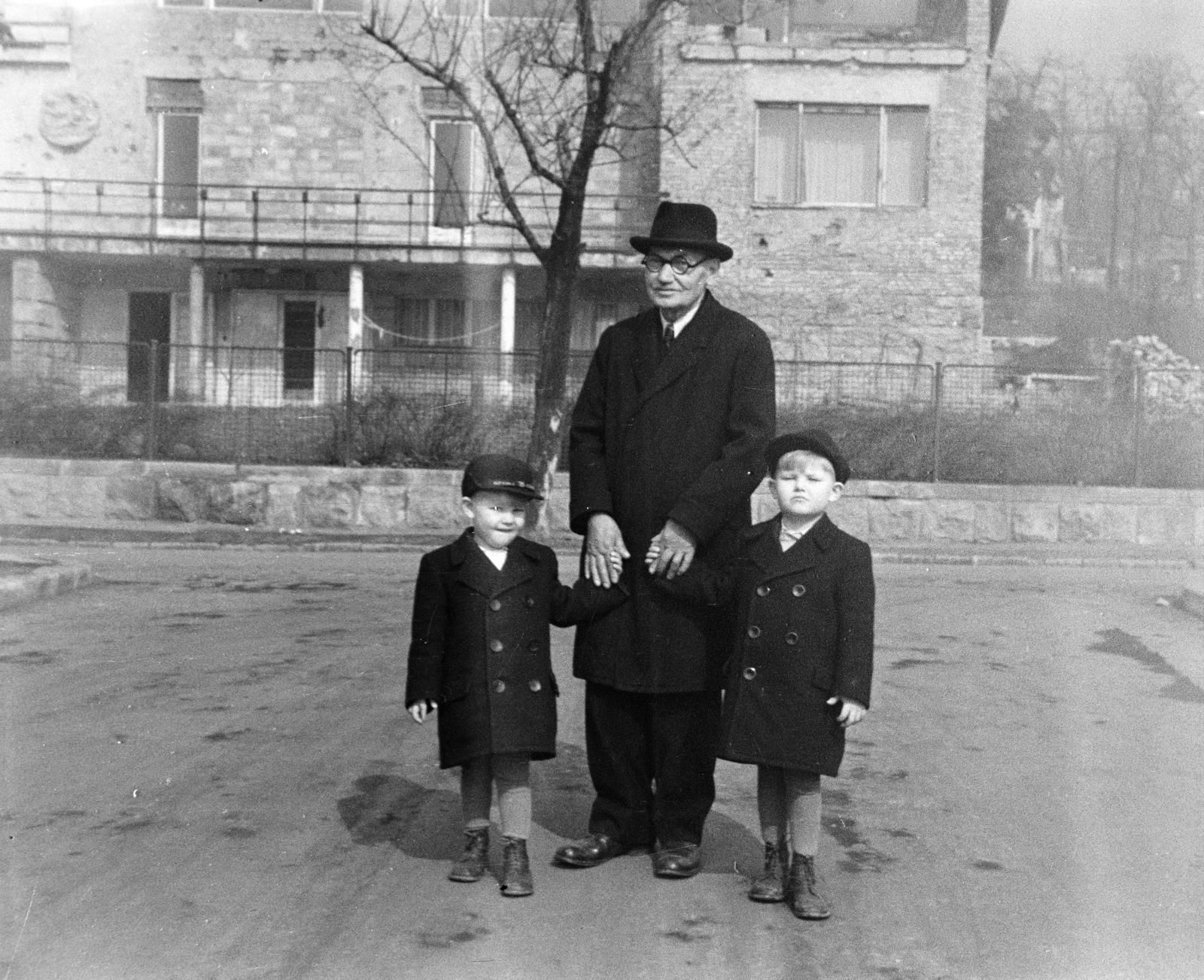 Magyarország, Budapest XI., Késmárki utca, háttérben a Ménesi (Nagyboldogasszony) út - Gombocz Zoltán utca sarkán álló ház látható., 1943, Fortepan/Album090, Budapest, Fortepan #284949