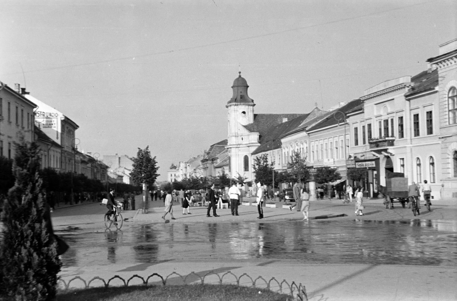 Románia,Erdély, Kolozsvár, a Deák Ferenc utca (Bulevardul Eroilor) a Fő tér felől, középen a görög katolikus templom., 1943, Fortepan/Album090, Fortepan #284955