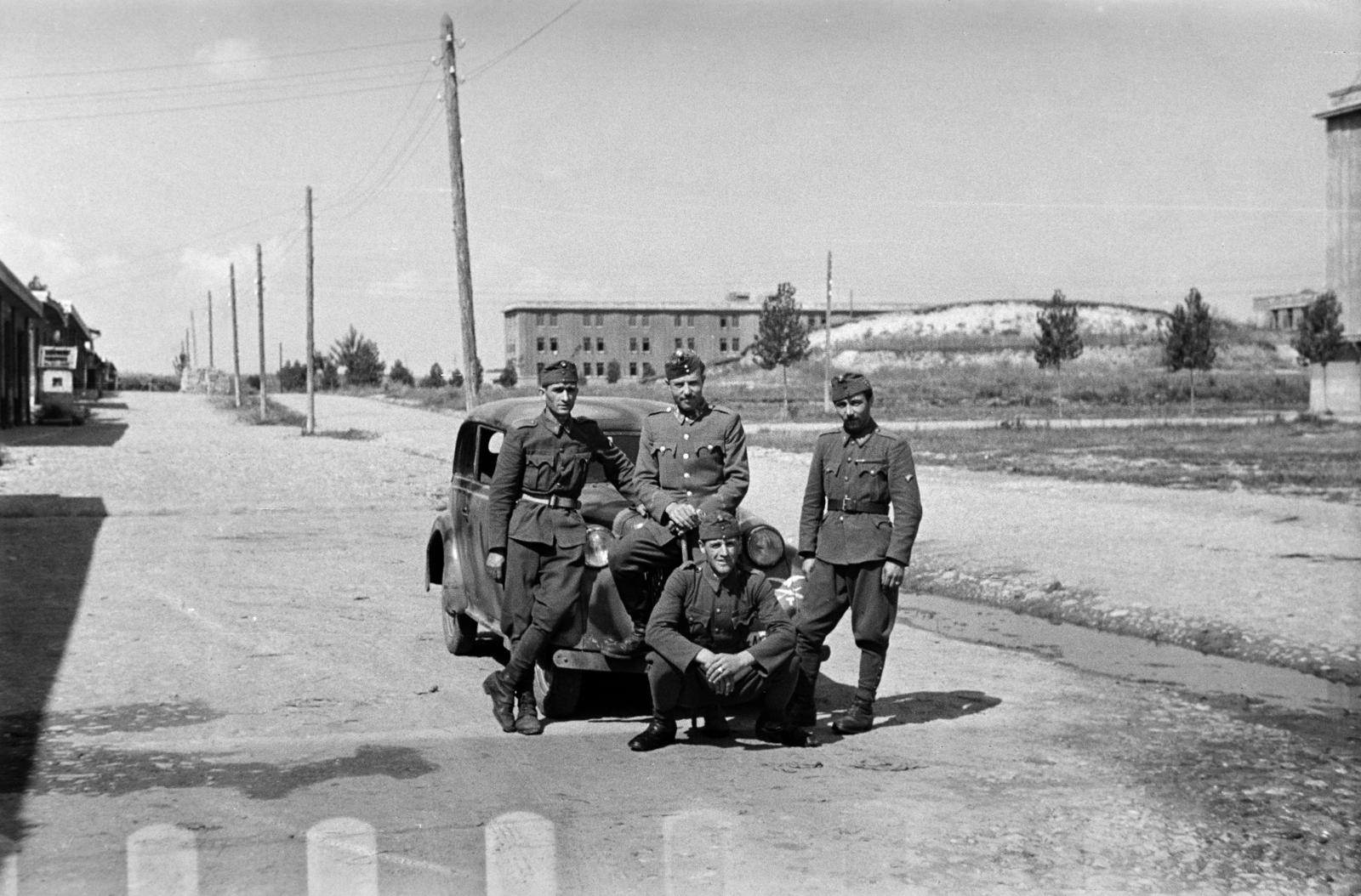 Románia,Erdély, Kolozsvár, Szamosfalva, a felvétel a laktanya udvarán készült., 1943, Fortepan/Album090, Fortepan #284957