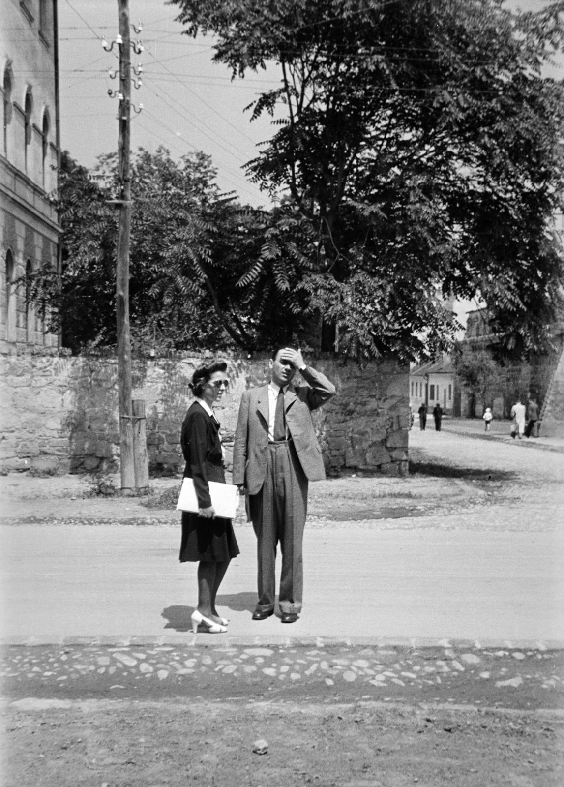 Romania,Transylvania, Cluj-Napoca, Petőfi utca (Strada Avram Iancu) - Strada Baba Novac sarok. Balra a "Constantin Anghelescu" Román Gimnázium (ma Colegiul Național Gheorghe Șincai). A kép jobb szélén a Szabók bástyája (Bethlen-bástya) sarka látszik., 1943, Fortepan/Album090, Fortepan #284962