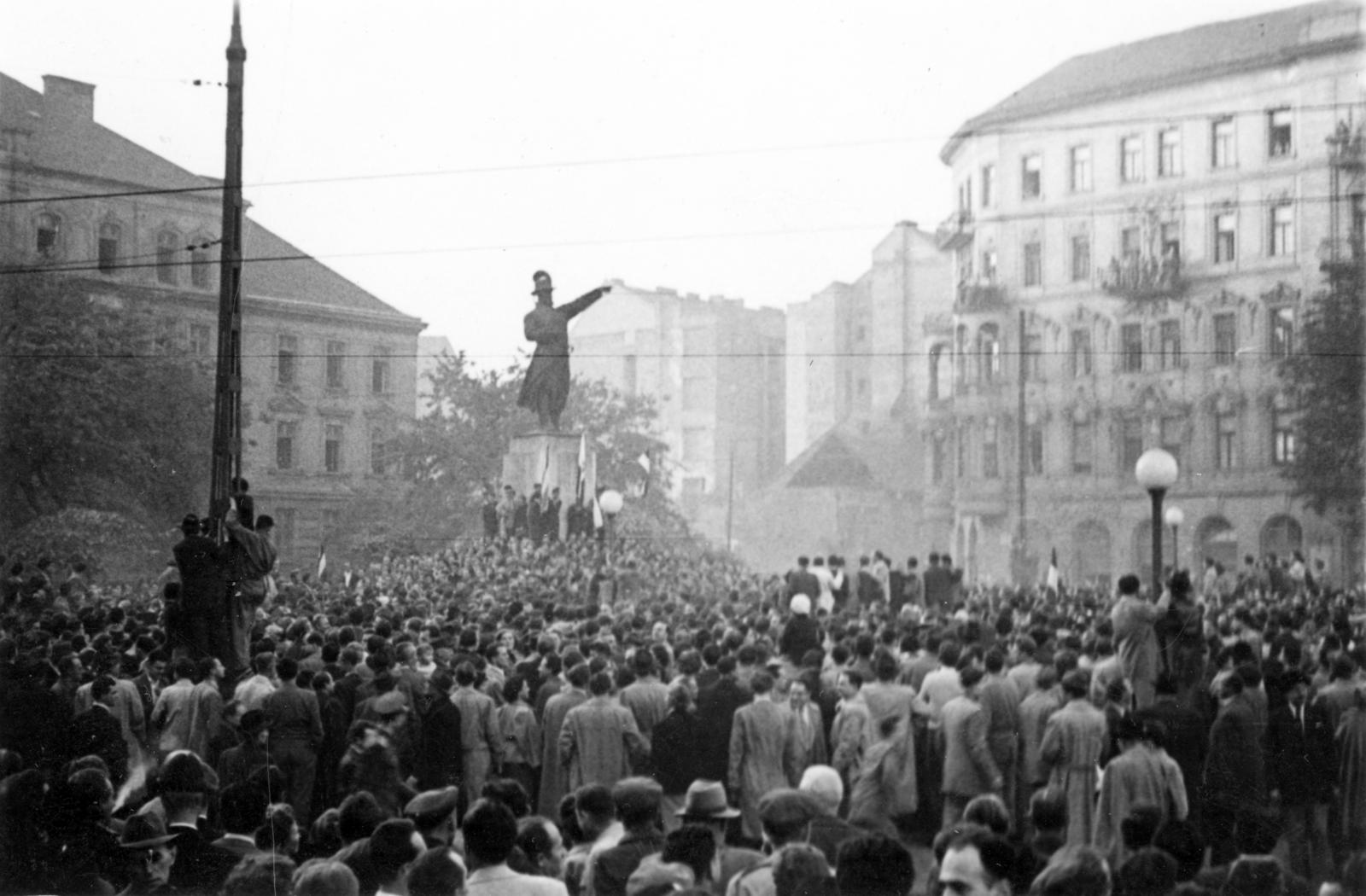 Hungary, Budapest II., Bem József tér, tüntetés 1956. október 23-án a Bem szobornál. Háttérben balra az egykori Radetzky laktanya., 1956, Magyar Kulturális Intézet Varsó-Fundacja Muzyka Odnaleziona, revolution, sculpture, mass, Budapest, Fortepan #284983