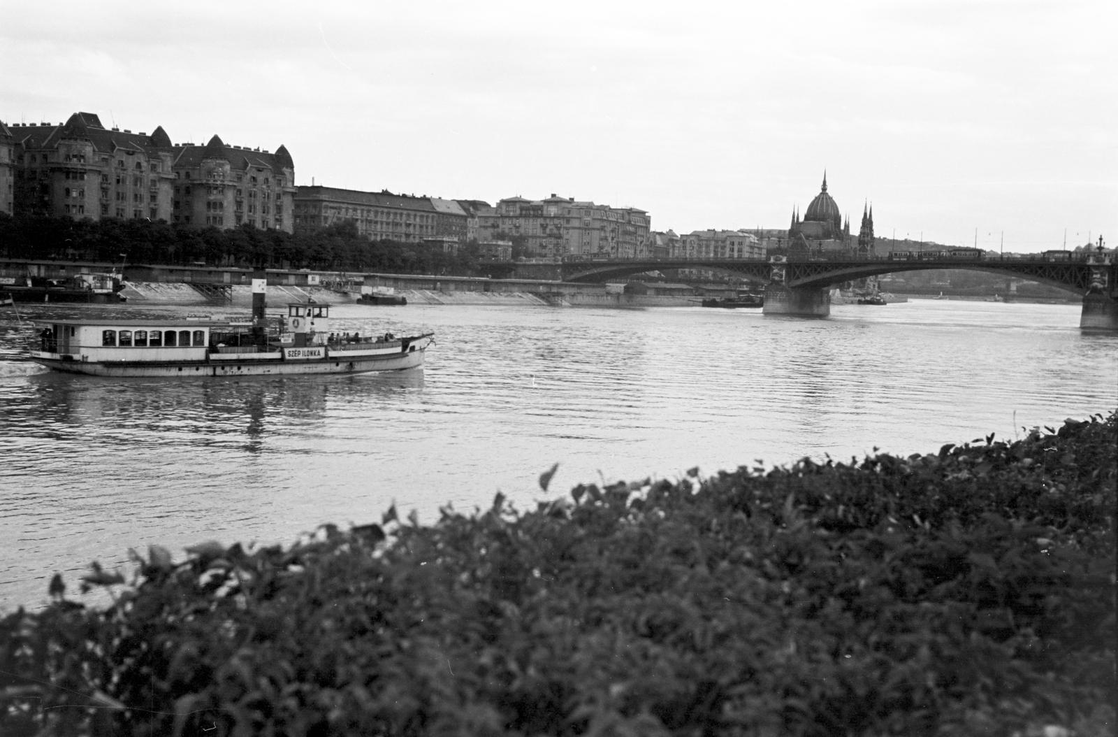 Magyarország, Margitsziget, Budapest, háttérben a Palatinus-házak, a Margit híd és a Parlament., 1938, Gara Andor, Fortepan #284996