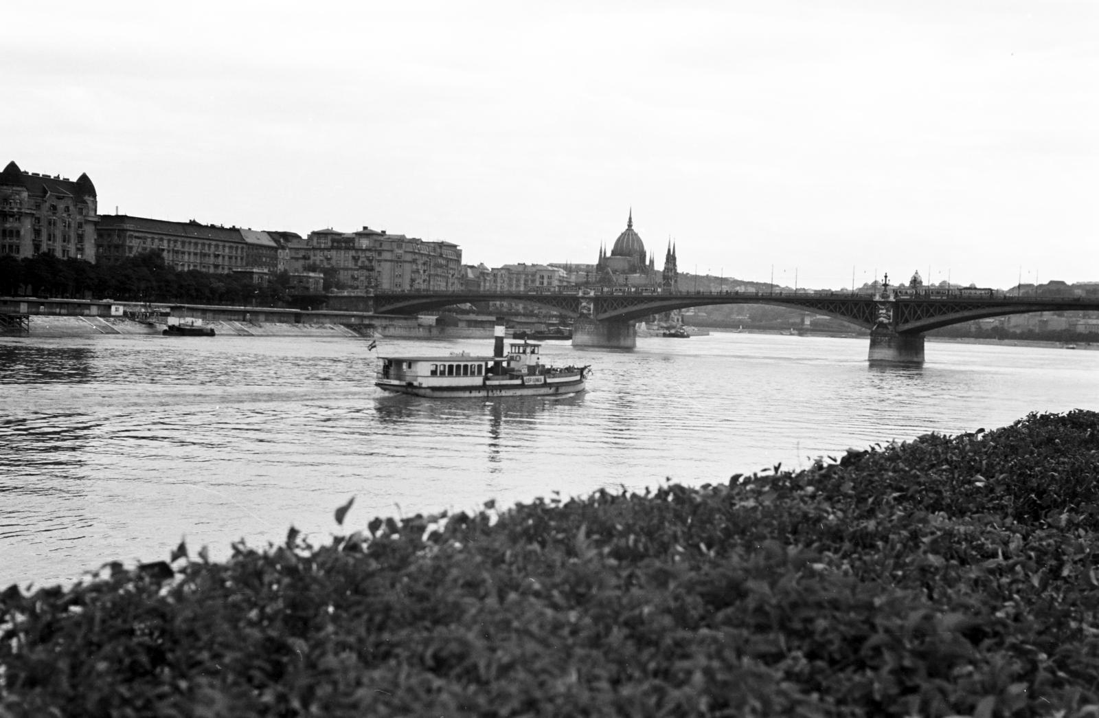 Hungary, Margit Islands, Budapest, háttérben a Margit híd és a Parlament., 1938, Gara Andor, picture, shore, Fortepan #284997