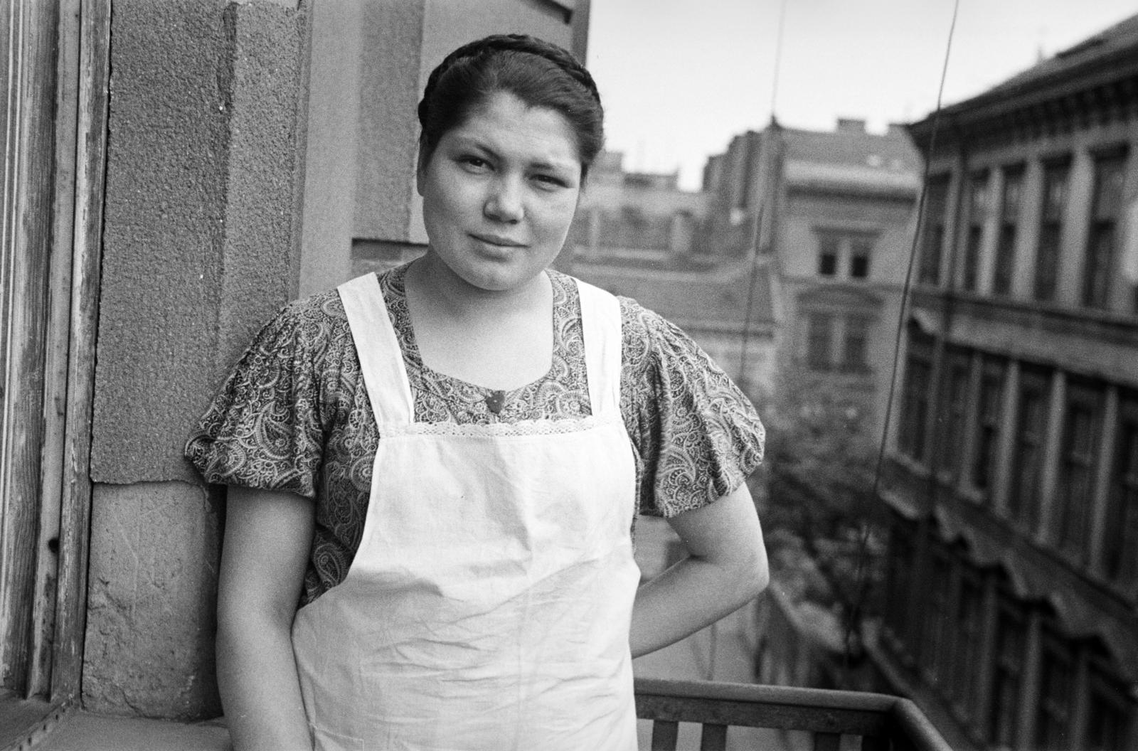 Magyarország, Budapest V., a felvétel a Só utca 2-es számú ház erkélyén készült, háttérben távolabb a Veres Pálné utca melletti épületek láthatók., 1938, Gara család, Best of, nő, kötény, erkély, korlát, Budapest, Fortepan #284999